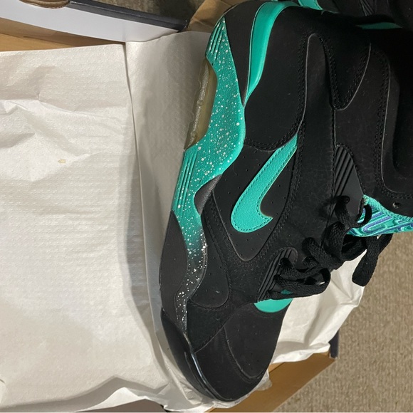 Nike shoes costs a lot loook it up - Picture 6 of 7